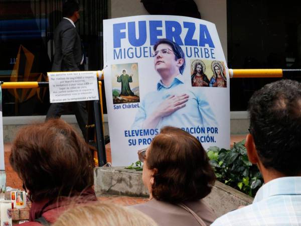 Personas rezan frente a la clínica Fundación Santa Fe por la recuperación del senador y precandidato presidencial colombiano Miguel Uribe Turbay.