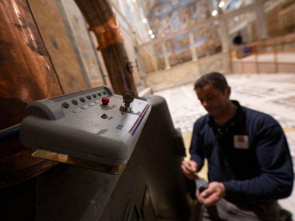 La Capilla Sixtina del Vaticano se prepara para el cónclave del que saldrá el sucesor de Francisco. Técnicos instalan la estufa en la que los cardenales quemarán sus votos secretos.