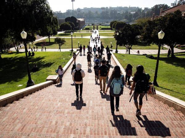 Un grupo de estudiantes en un campus universitario de Estados Unidos, en una imagen de archivo.
