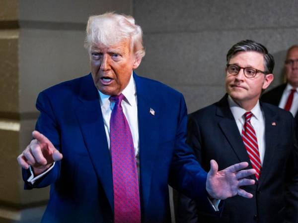 El presidente de Estados Unidos, Donald Trump, junto al líder de la Cámara, el republicano Mike Johnson.