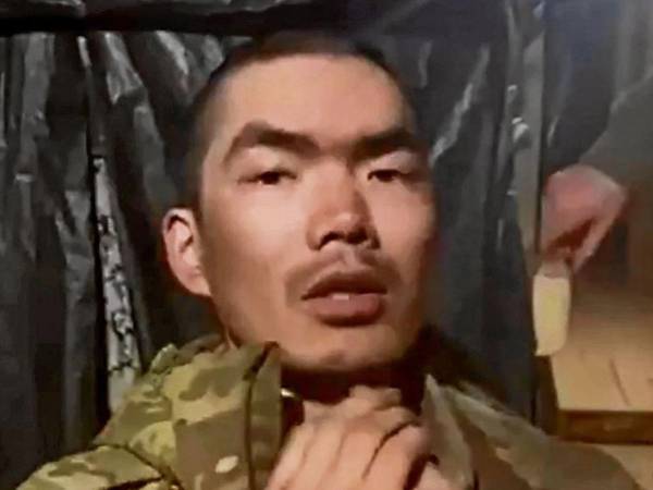 Zelenski divulgó un video de dos soldados chinos capturados en Donetsk.