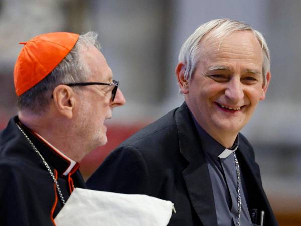 Los cardenales italianos Matteo Zuppi (derecha) y Claudio Gugerotti (izquierda) en una de las reuniones de estos días en el Vaticano.