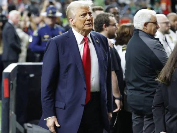 Trump asistió el domingo pasado al Super Bowl y hoy sorprendió en Daytona.