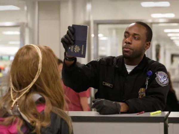 Varios turistas europeos han denunciado haber sido detenidos al intentar ingresar a EEUU.