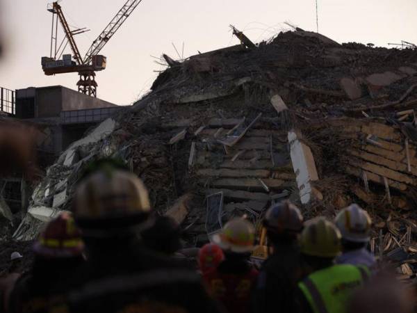Los equipos de rescate usan drones para ubicar a supervivientes en el colapso de un edificio en Bangkok tras terremoto.