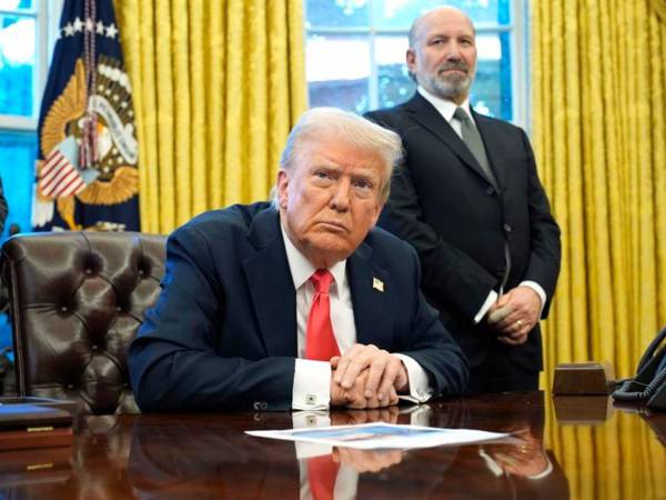 El presidente estadounidense, Donald Trump, junto al secretario de Comercio, Howard Lutnick.