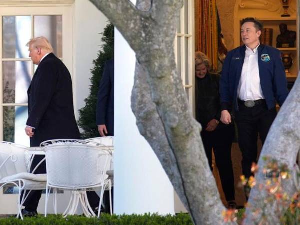 El presidente de Estados Unidos, Donald Trump (i) y el director ejecutivo de Tesla y asesor principal de Trump, Elon Musk (d), saliendo de la Oficina Oval de la Casa Blanca en Washington.