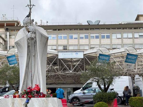 Vista exterior del Hospital Policlínico Gemelli de Roma donde el papa Francisco, de 88 años, se encuentra ingresado por una bronquitis.
