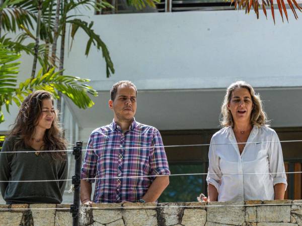 Los opositores venezolanos Claudia Macero (i), Pedro Uchurrurtu (c) y Magalli Meda, asilados en la Embajada de Argentina en Caracas.