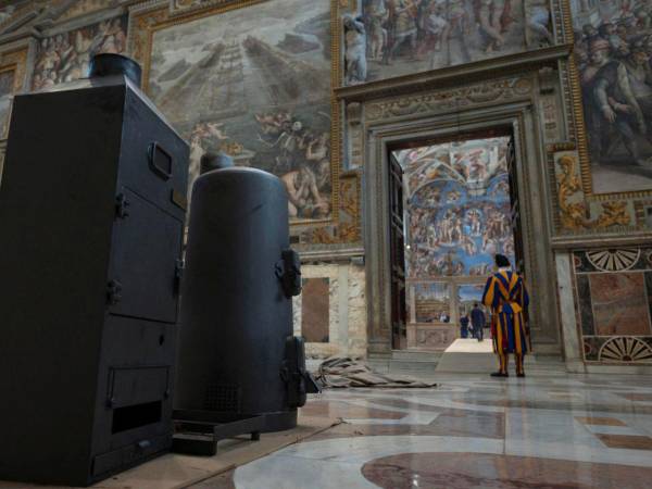 Los Ceremonieros Pontificios, personal médico, encargados de los servicios de comedor y limpieza, el coronel y un mayor de la Guardia Suiza Pontificia, fueron juramentados para el cónclave.