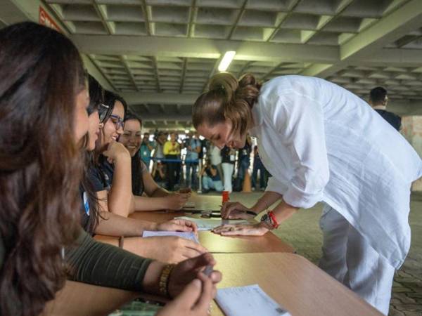 La esposa del presidente de Ecuador Daniel Noboa, Lavinia Valbonesi (d) vota durante la jornada electoral este domingo en Guayaquil.