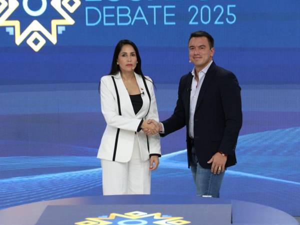 El presidente de Ecuador y aspirante a la reelección, Daniel Noboa (d), y la candidata opositora del correísmo, Luisa González, durante el debate presidencial antes del balotaje.