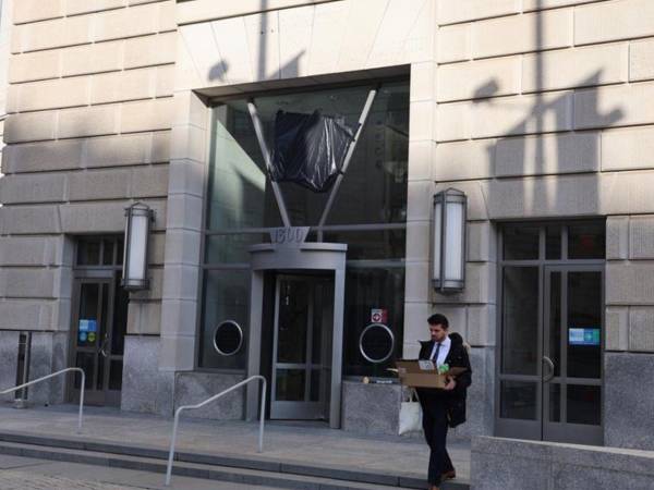 Un exempleado de Usaid saliendo del edificio Ronald Reagan, en Washington.