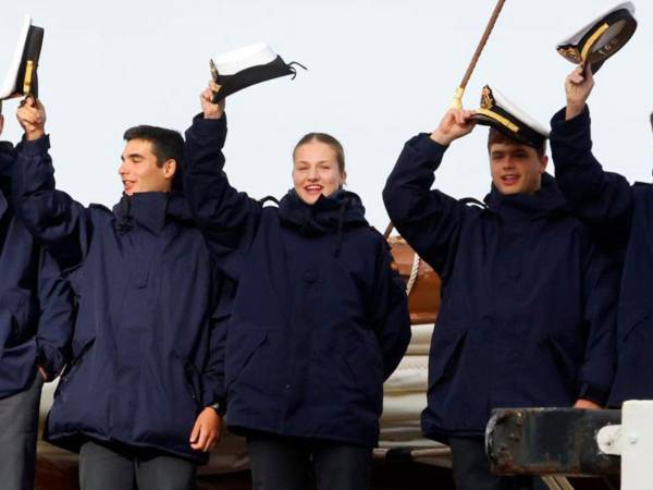 La princesa Leonor de Borbón (c) y demás tripulantes del buque escuela español Juan Sebastián de Elcano saludan al zarpar este domingo, en el muelle Prat, del puerto de Punta Arenas (Chile).