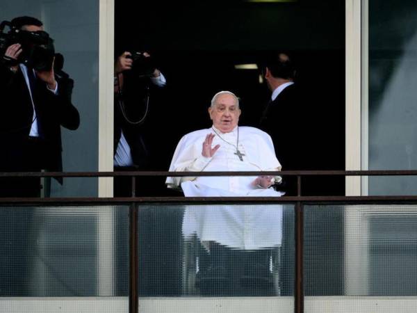 El Papa Francisco abandonó el domingo el hospital tras permanecer ingresado por más de un mes por una grave infección respiratoria.