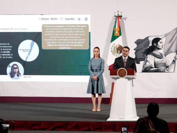 Omar García Harfuch, secretario de Seguridad y Protección Ciudadana, de México participa en una rueda de prensa junto a la presidenta, Claudia Sheinbaum.
