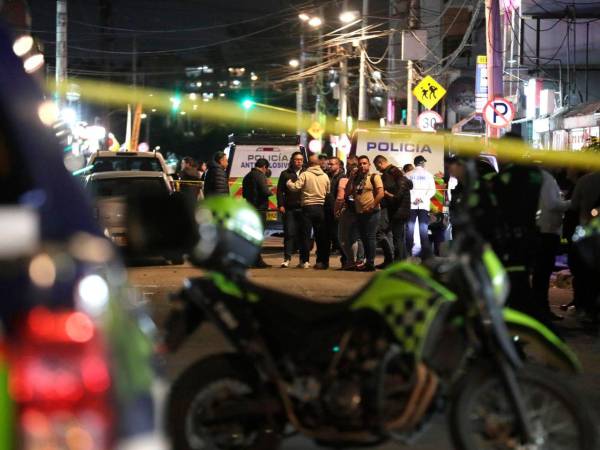 Agentes de la policía de Colombia custodian la zona del atentado dónde fue herido el senador colombiano Miguel Uribe Turbay.