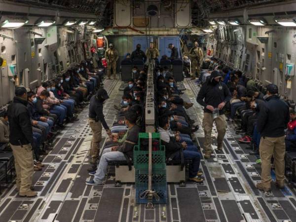 Miles de inmigrantes han sido deportados en menos de un mes de la llegada de Trump a la presidencia de EEUU.