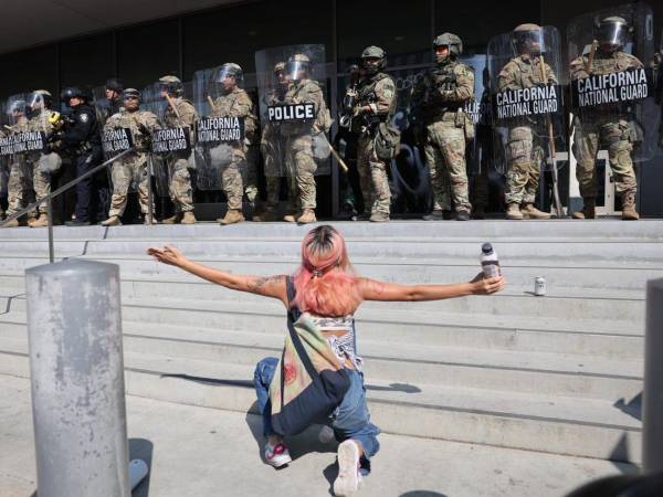 Un grupo de soldados custodia un edificio federal en LA.