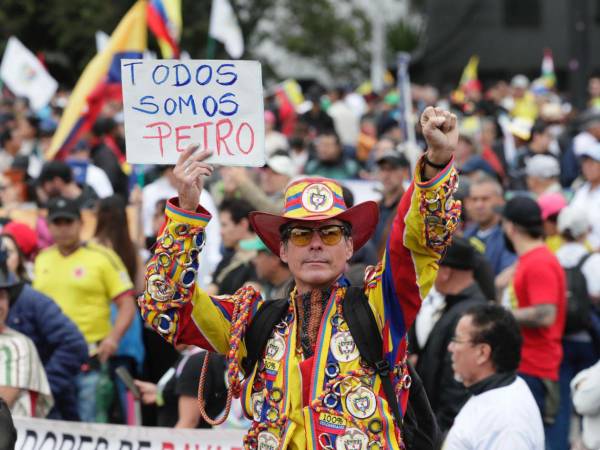 Trabajadores e indígenas colombianos salen a la calle en apoyo a consulta popular de Petro.