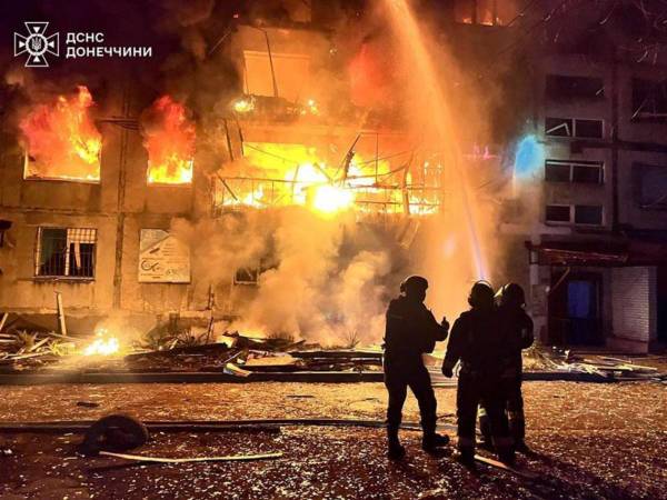 Rescatistas ucranianos trabajando en el lugar del bombardeo de un edificio residencial en Dobropillia.