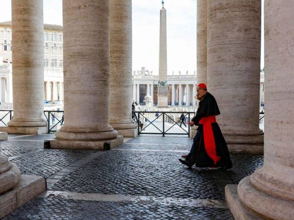 El 'papable' Pierbattista Pizzaballa llega este martes a la reunión de la congregación general de cardenales, en la Ciudad del Vaticano.