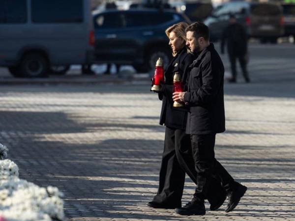 El presidente de Ucrania, Volodímir Zelenski (d) y su esposa rinden este lunes un homenaje a los soldados ucranianos caídos en la guerra con Rusia en un acto celebrado en Kiev.