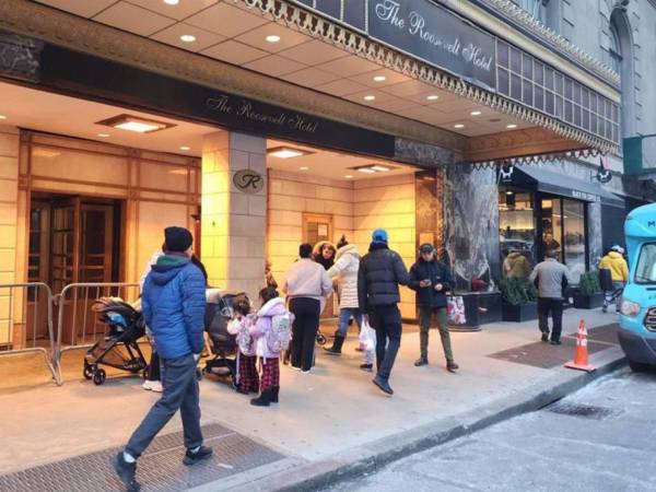 Cientos de familias migrantes recibían alojamiento en el hotel Roosevelt que será cerrado como refugio.