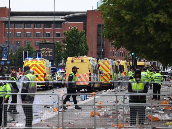 La escena donde un autocolisionó con los seguidores del Liverpool durante el desfile de la victoria.
