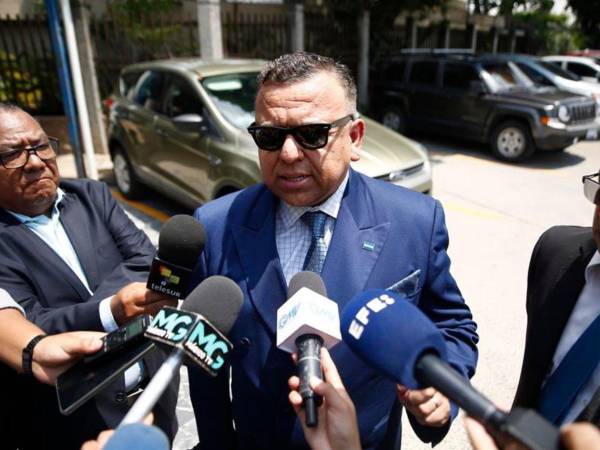 El abogado Jaime Ortega habla con periodistas a las afueras de la sede de la Corte Suprema de Justicia (CJS), en San Salvador.