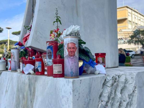 Fieles levantaron un altar en las afueras del hospital Gemelli para rezar por el Papa Francisco.