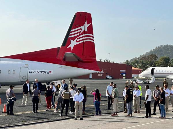 Imagen de archivo de migrantes que esperan para subir a un avión para un vuelo de deportación.