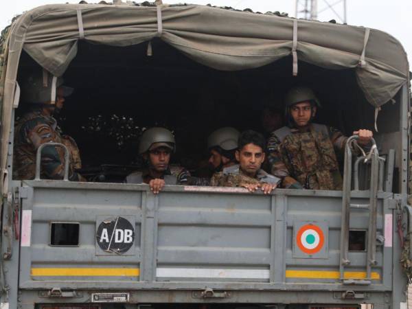 Personal de la Fuerza Aérea India patrulla un puesto de control de seguridad en las afueras de Srinagar, Cachemira.