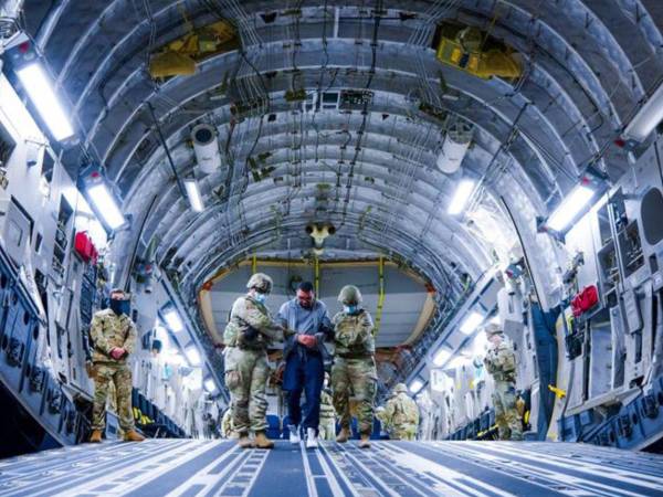 Otros 17 supuestos pandilleros del Tren de Aragua y la MS-13 fueron deportados de EEUU a El Salvador.