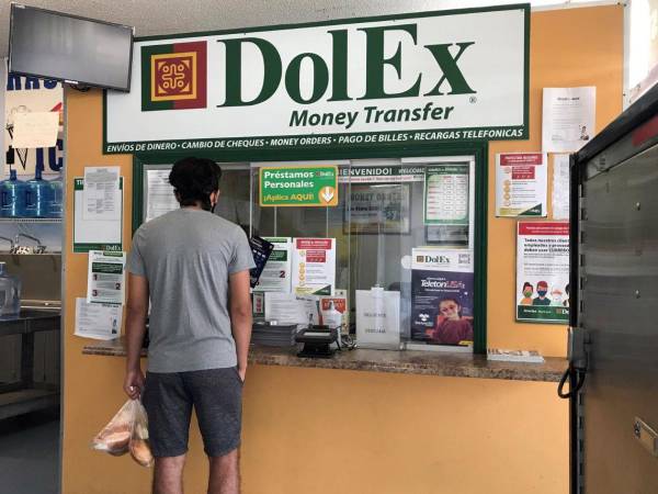 Una persona espera a que le atiendan en un local de envío de remesas en Downey, California, en una imagen de archivo.