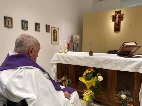El Vaticano difundió este domingo la primera foto del Papa desde su hospitalización el pasado 14 de febrero.