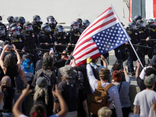 Manifestantes se enfrentan a las fuerzas de seguridad durante una protesta en Los Ángeles.