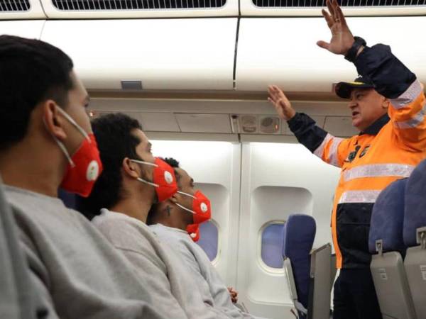 Migrantes venezolanos son recibidos en Caracas tras ser deportados de Estados Unidos.