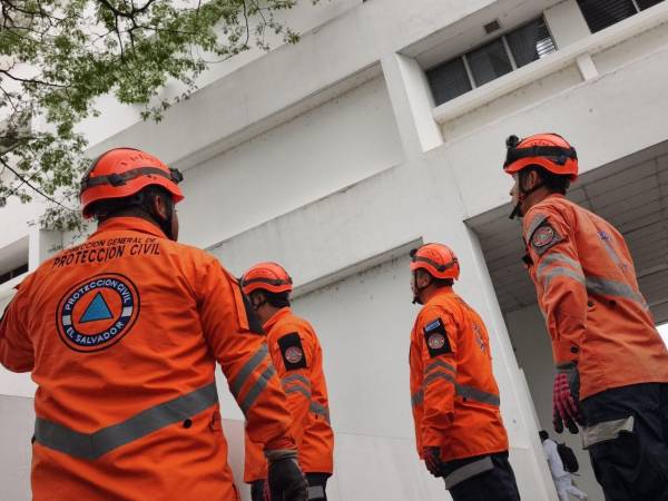 Personal de emergencia realiza inspecciones en edificios de El Salvador tras el sismo de esta mañana.