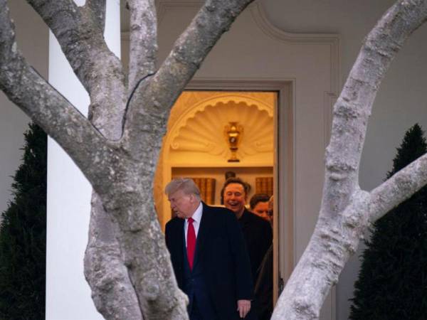 Trump sale de la Casa Blanca junto a su asesor, Elon Musk.