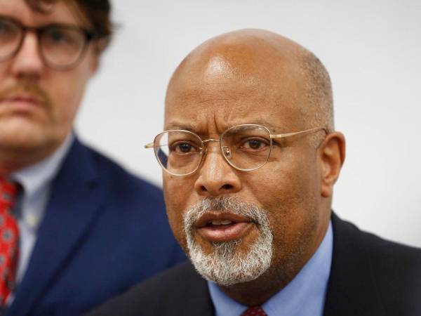 El demócrata estadounidense, Glenn Ivey, habla durante una rueda de prensa en San Salvador (El Salvador).