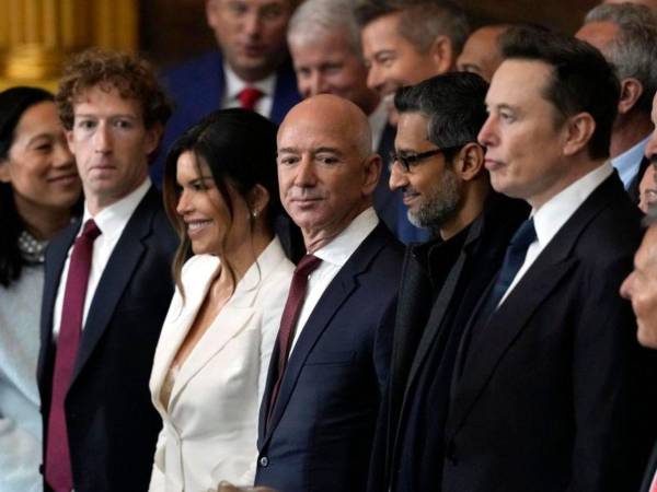 Mark Zuckerberg, Jeff Bezos, Sundar Pichai y Elon Musk, los CEOs de las principales tecnológicas de EEUU, en la investidudra de Trump.