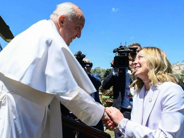 La primera ministra italiana, Georgia Meloni, junto al Papa Francisco.