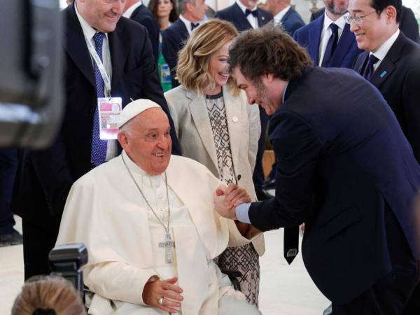 El Papa Francisco saludando al presidente argentino Javier Milei en la cumbre del G7,en el sur de Italia, en junio de 2024.