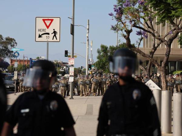 La Guardia Nacional de California protege un edificio federal durante las protestas contra las redadas de inmigración en Los Ángeles.