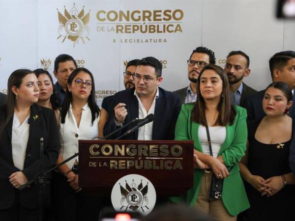 El congresista, Samuel Pérez (c), habla en una rueda de prensa este lunes, en Ciudad de Guatemala (Guatemala).