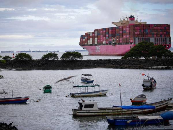 Un buque espera para cruzar el Canal de Panamá en una imagen de archivo.