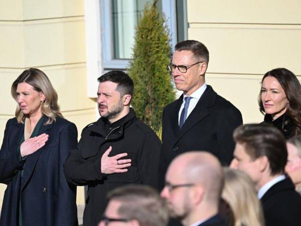 El presidente de Ucrania, Volodímir Zelenski, su esposa, Olena Zelenska, su homólogo finlandés, Alexander Stubb, y su esposa, Suzanne Innes-Stubb.