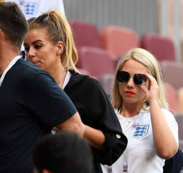 Rebecca Burnett (izquierda de negro) es la esposa de Jordan Henderson, centrocampista titular de Inglaterra.