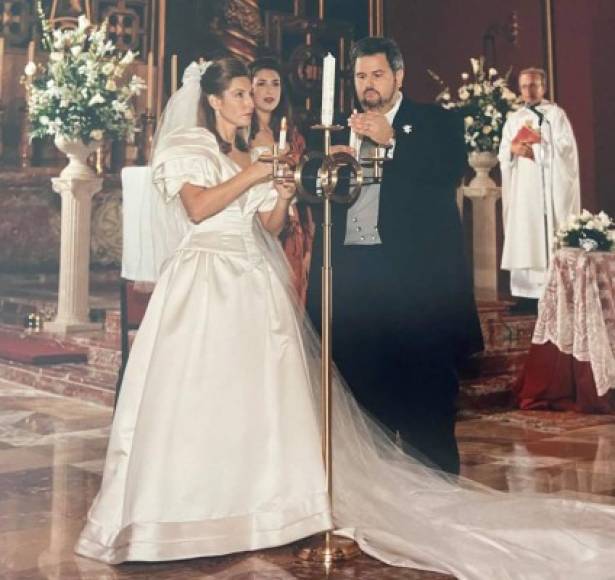 “Milon te amo. Hoy cumplo casado 26 años junto a @cubapalm a quien cada día la quiero más y más. #FelizAniversario”, dijo el conductor en otro post con fotos más recientes.